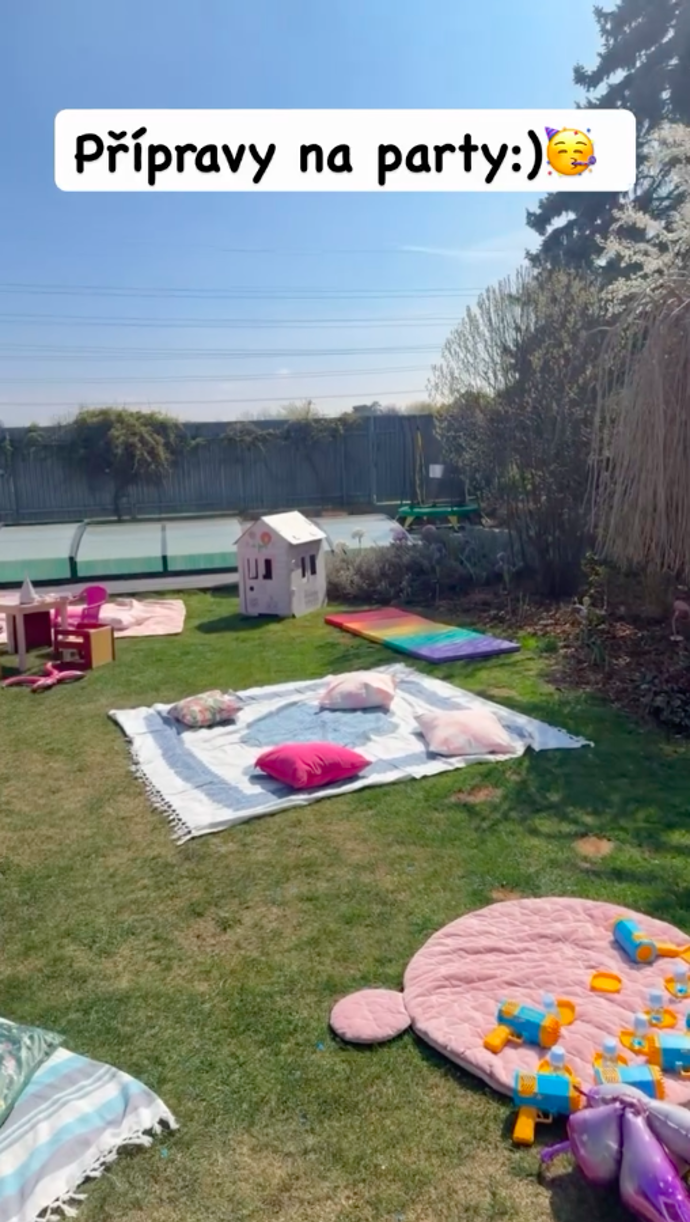 Na oslavu jim přeje počasí.