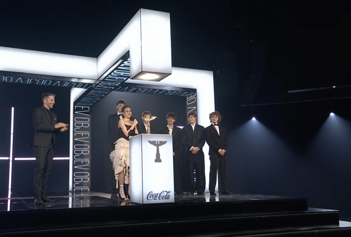 Své hudební ocenění dojatě věnovala milované sestře, která si před lety sáhla na život.