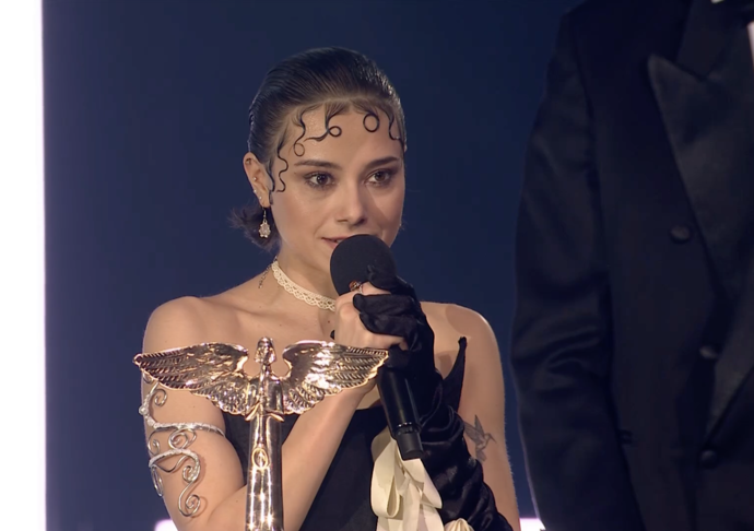 Její teprve šestnáctiletá sestřička Anička bohužel prohrála svůj těžký boj s poruchou příjmu potravy.