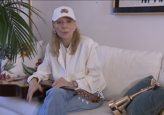 I přes viditelnou slabost pevně svírala svou kytaru, která ji podle jejích slov drží při životě.