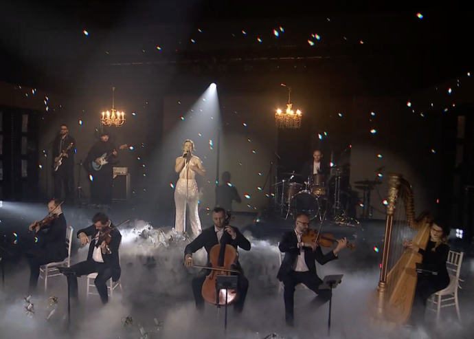 Lenny po uvedení zazpívala.