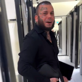 Bývalý rapper pobíhal po prodejně jen v trenýrkách.