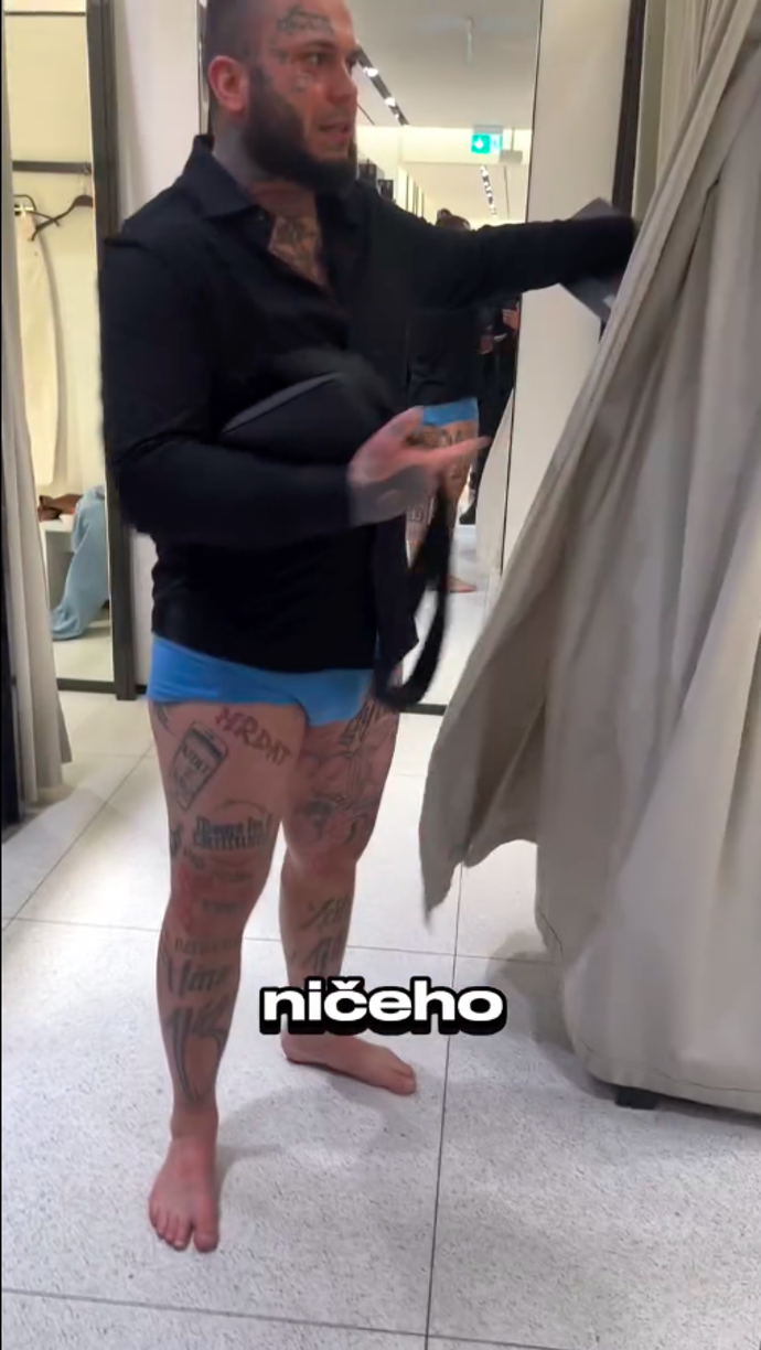 Hysterický řev a vězeňský sčíták u zkušebních kabinek.