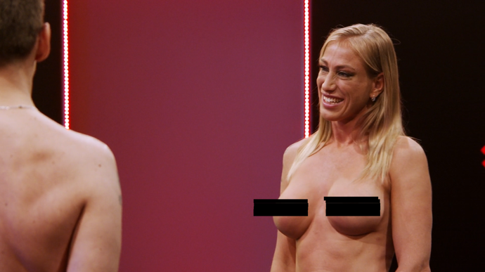 Před svým novým objevem se nestyděla a rovnou mu navrhla pikantní švédskou trojku.