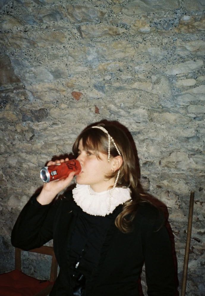 Iris Hobson-Mazur zkritizovala Coca-Cola, sama ji pije.