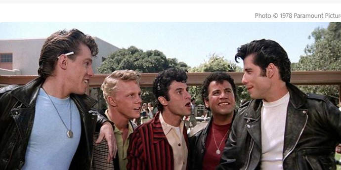 Michael Tucci si v Pomádě zahrál průšviháře Sonnyho (druhý zprava).