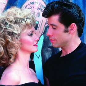 Muzikál Pomáda s Johnem Travoltou a Olivií Newton-John v hlavních rolích si získal fanoušky napříč generacemi. Zhudebněnou lovestory ze střední školy Rydell aktuálně najdete na platformě Prima+.