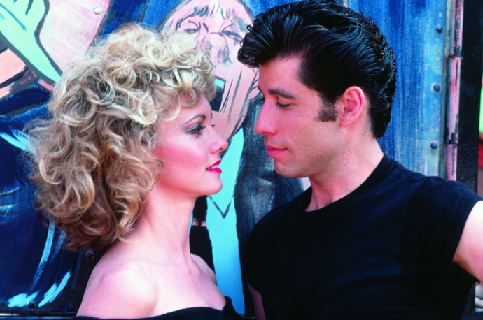 Muzikál Pomáda s Johnem Travoltou a Olivií Newton-John v hlavních rolích si získal fanoušky napříč generacemi. Zhudebněnou lovestory ze střední školy Rydell aktuálně najdete na platformě Prima+.