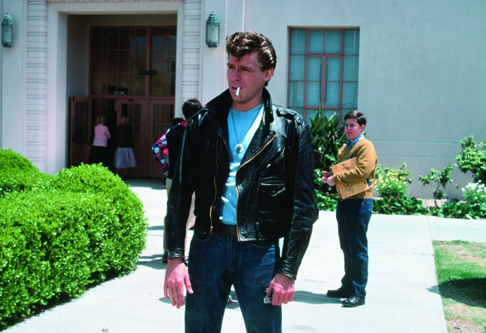 Představitel Kenickeho Jeff Conaway (vlevo) doplatil na Pomádu vážným zraněním zad.