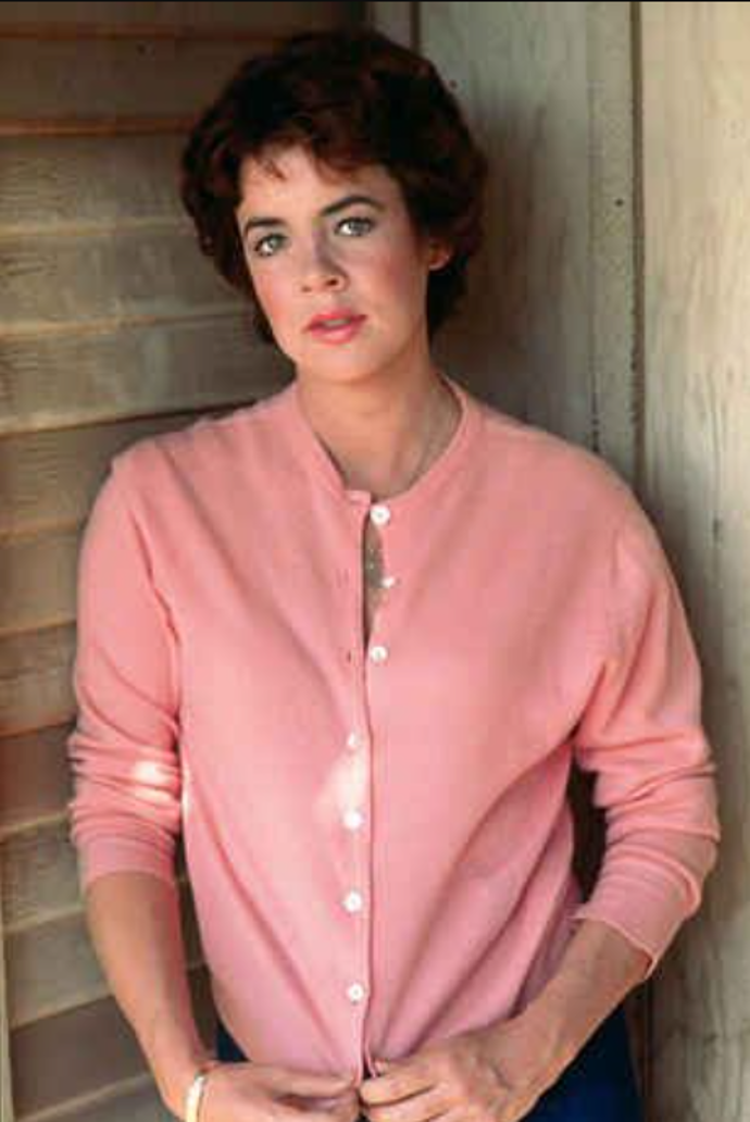 Sarkastickou vůdkyni Pink Ladies Betty Rizzo si zahrála Stockard Channing. V době natáčení byla už potřetí vdaná.