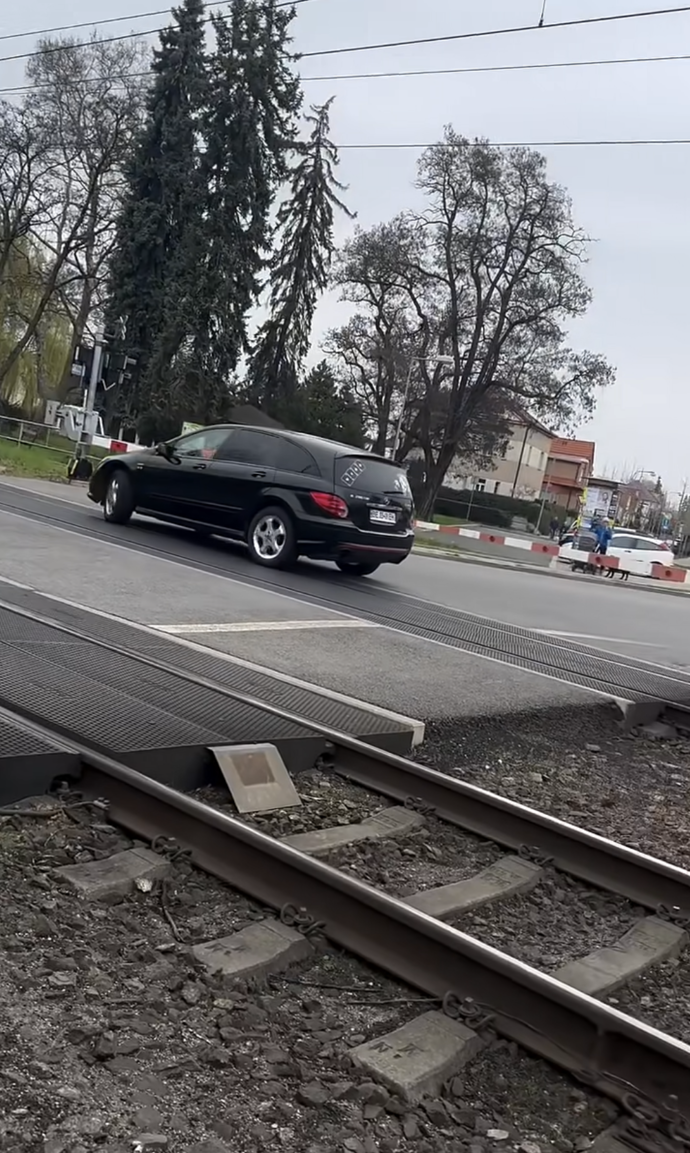 Auto zůstalo uvězněné na kolejnici poté, co se sklopily závory.