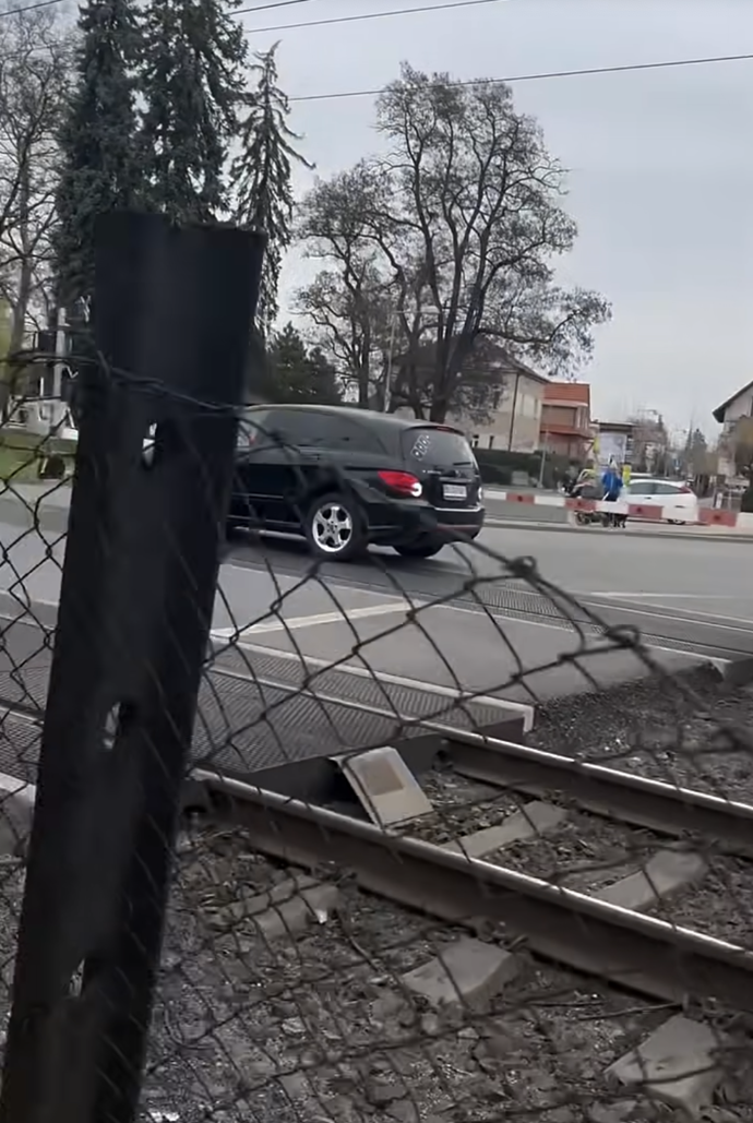 Auto stihlo odjet ke krajnici.