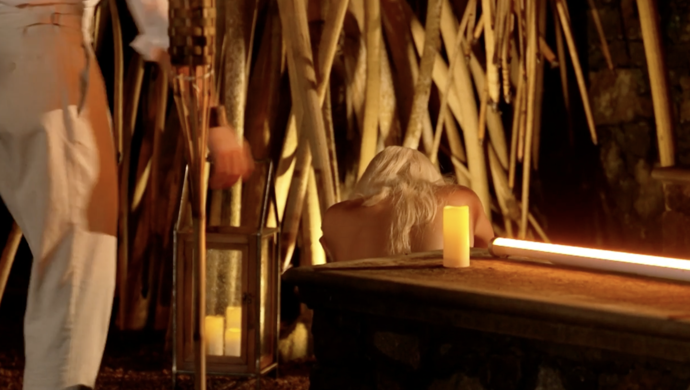 Laura se složila a začala plakat.