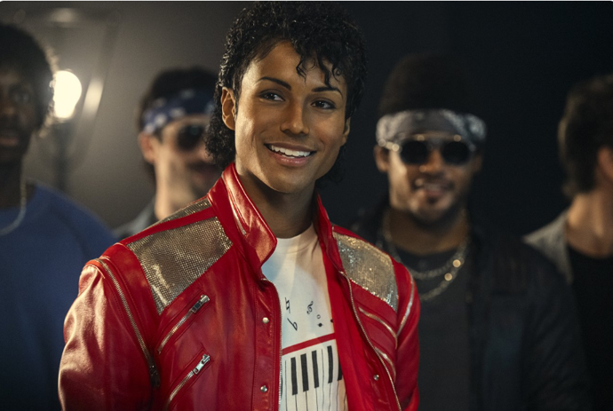 Jaafar nejen pochází ze slavné rodiny Jacksonových, ale má také nesporný herecký a taneční talent. Navíc je svému strýci Michaelovi velmi podobný.