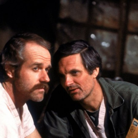 V hlavních rolích bok po boku excelovali osm sezon Alan Alda coby kapitán Hawkey Pierce a Mike Farrell jako jeho parťák B.J. Hunnicutt.