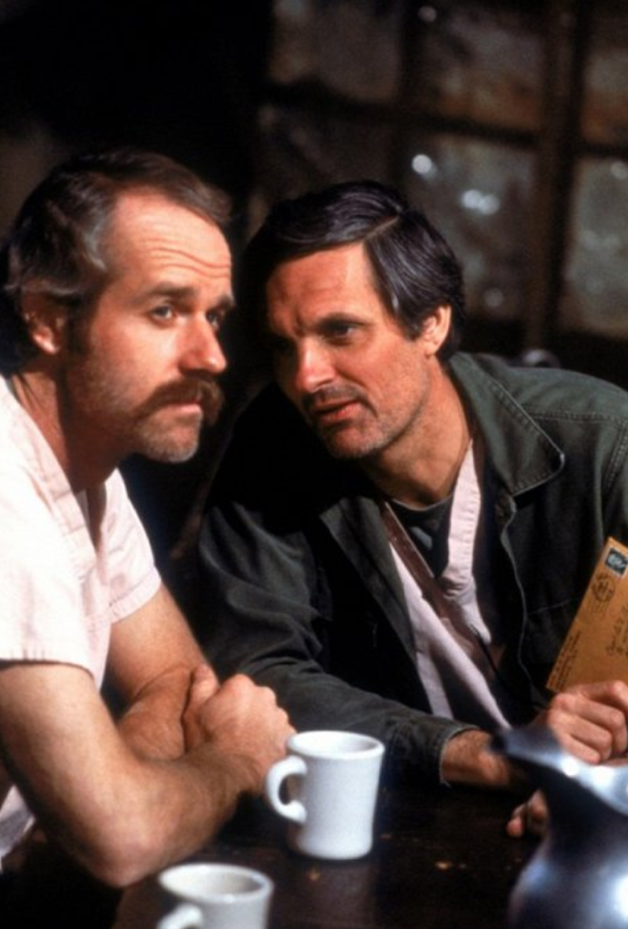 V hlavních rolích bok po boku excelovali osm sezon Alan Alda coby kapitán Hawkey Pierce a Mike Farrell jako jeho parťák B.J. Hunnicutt.