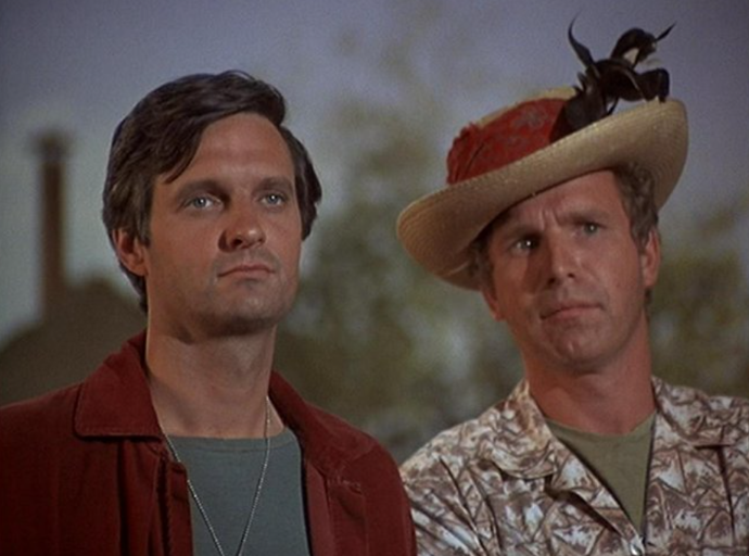 Farrell přitom neměl jednoduchý úkol, do seriálu naskočil až na začátku čtvrté řady jako náhrada za velmi oblíbenou postavu Trappera Johna McIntyrea v podání Waynea Rogerse (vpravo).