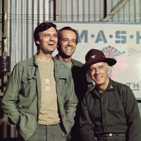 Seriál MASH se natáčel v letech 1972-1983 jako reakce na válku ve Vietnamu. I když šlo o sitcom, měl seriál i svou vážnější, hluboce humánní stránku.