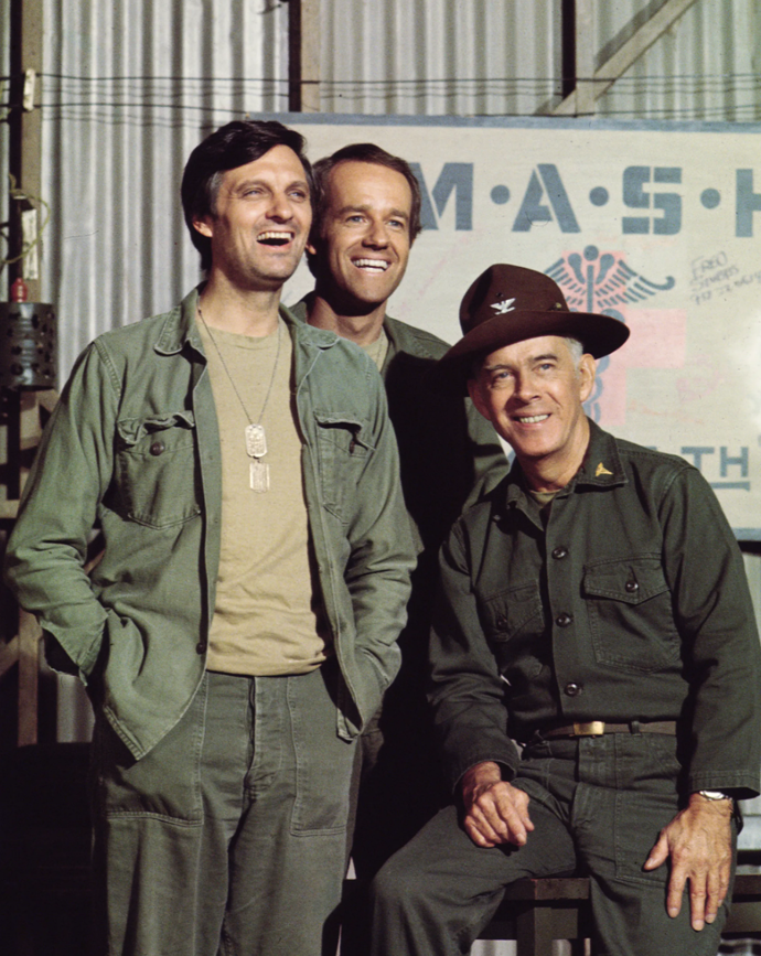 Seriál MASH se natáčel v letech 1972-1983 jako reakce na válku ve Vietnamu. I když šlo o sitcom, měl seriál i svou vážnější, hluboce humánní stránku.