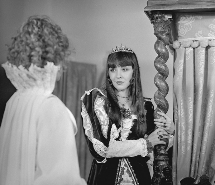 Tehdy nosila svoji ikonickou ofinku. 