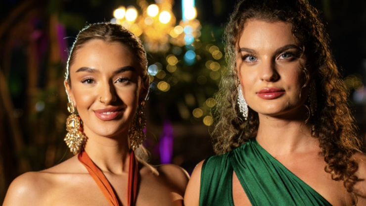 Do vily zamířily nové dívky. 