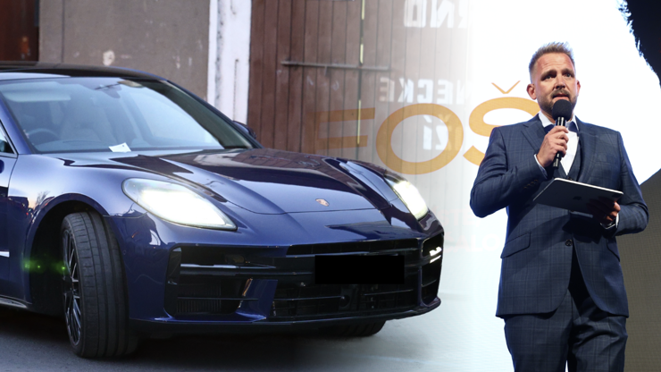 Podivný úprk Boučka z premiéry Leoše. Domů odfrčel v luxusním Porsche za několik mega 