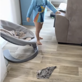 Některé z dětí mělo zřejmě vylít vodu na podlahu. 