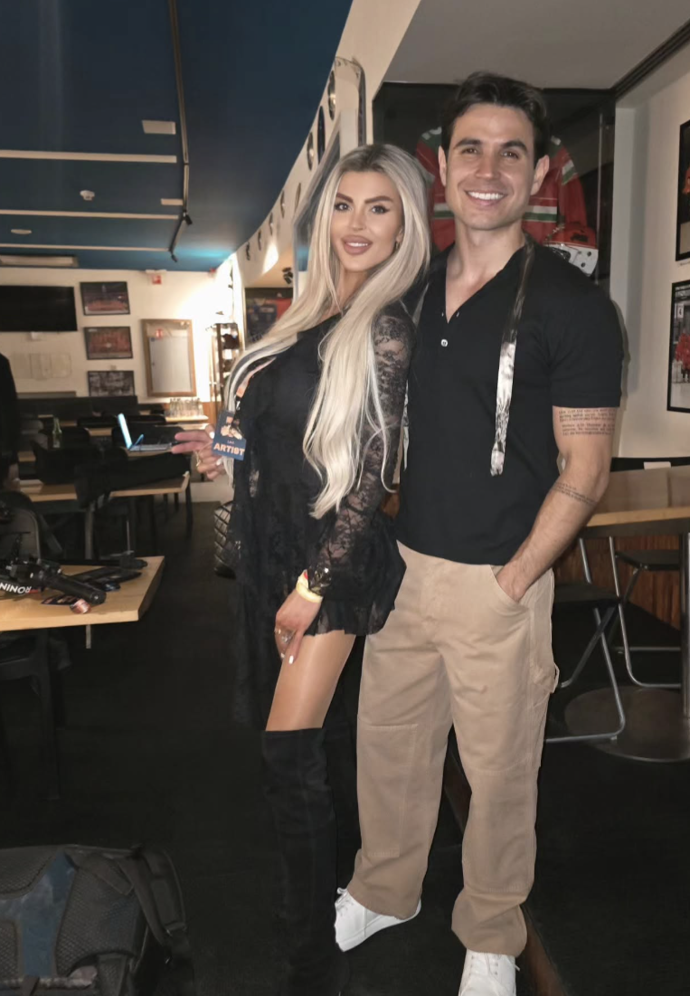 Lela Ceterová v objetí známého dýdžeje.