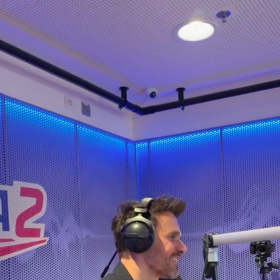 Malá Alex tátovi dojemně zazpívala přímo do živého vysílání.