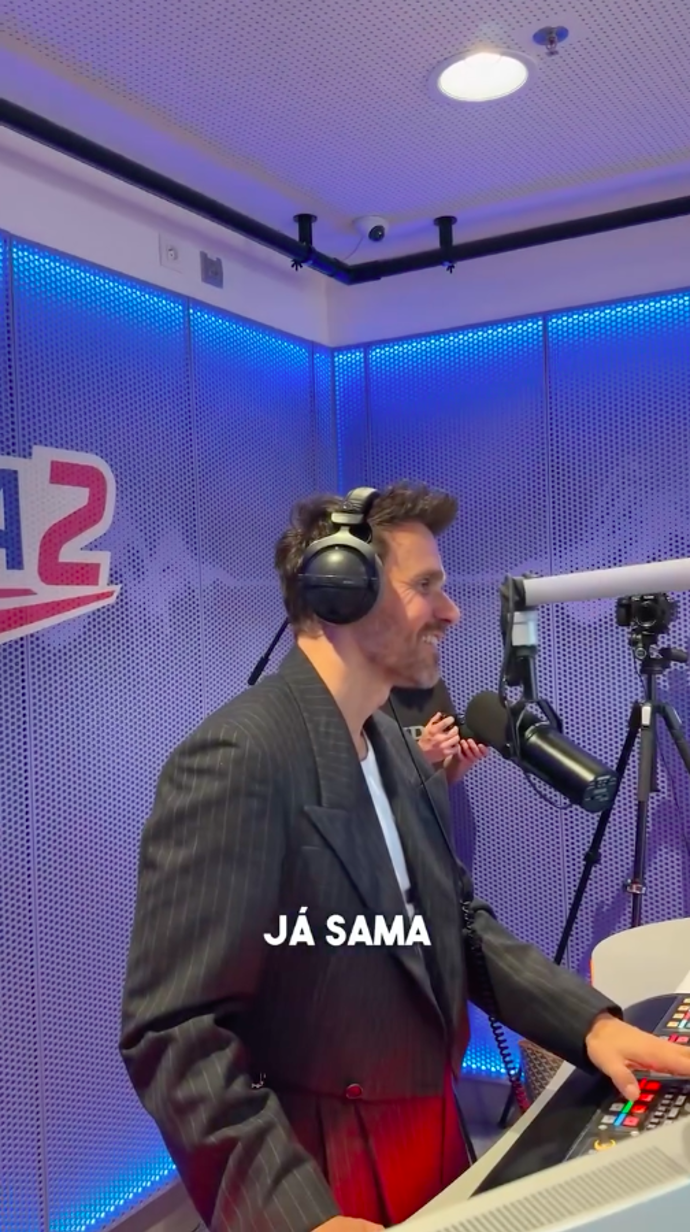 Malá Alex tátovi dojemně zazpívala přímo do živého vysílání.