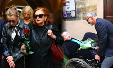 Nejsilnější momenty z pohřbu Jana Potměšila: Zdrcená Holubová, dobrosrdečný Trojan i věnec od prezidenta