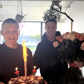 Mirek Dopita potěšil Agátu obří kyticí.