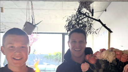 FOTO: Mirek Dopita potěšil Agátu obří kyticí.