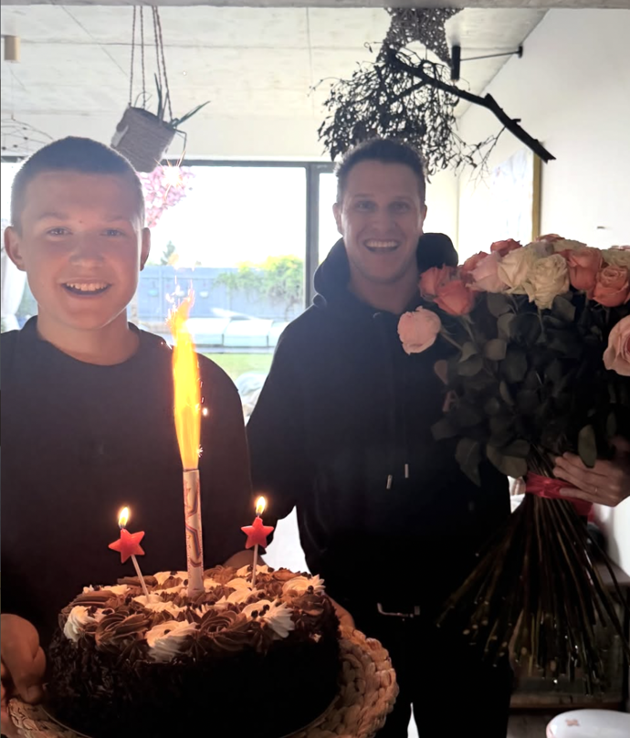 Mirek Dopita potěšil Agátu obří kyticí.