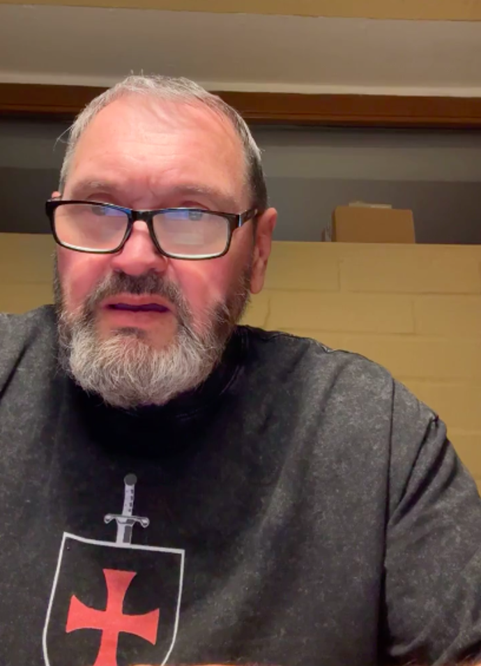 Vadilo jí, že omluvu čte z počítače.