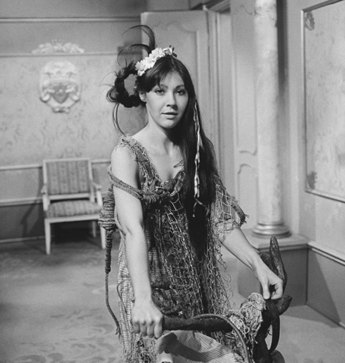 Dagmar Patrasová oblečená - neoblečená. Přijela - nepřijela na koloběžce. 