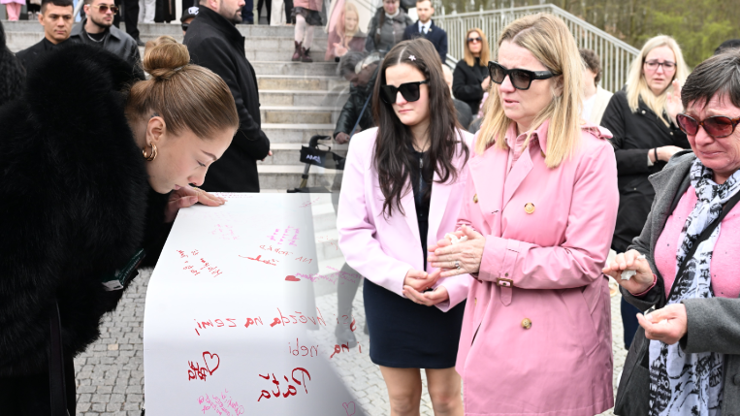 Hosté se loučili s Mínou polibky.