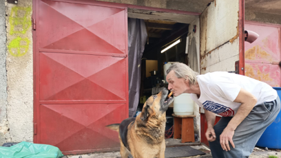 FOTO: Roman Dvorský žije sám v garáži a s pejskem.