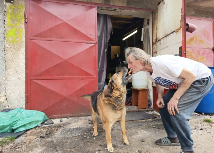 Roman Dvorský žije sám v garáži a s pejskem. 