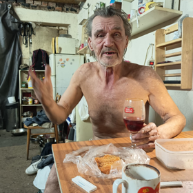 Otec Radka Filipiho se živí sbíráním odpadků. 