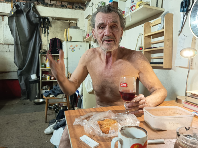 Otec Radka Filipiho se živí sbíráním odpadků. 