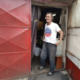 Otec Radka Filipiho žije v garáži. 