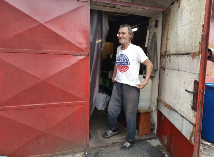 Otec Radka Filipiho žije v garáži. 