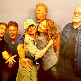 Herečka pláče nad ztrátou milovaného přítele.