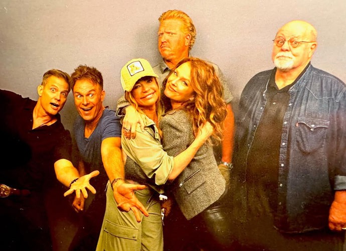 Herečka pláče nad ztrátou milovaného přítele.