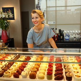 Iveta Fabešová a její nové dortíky. 