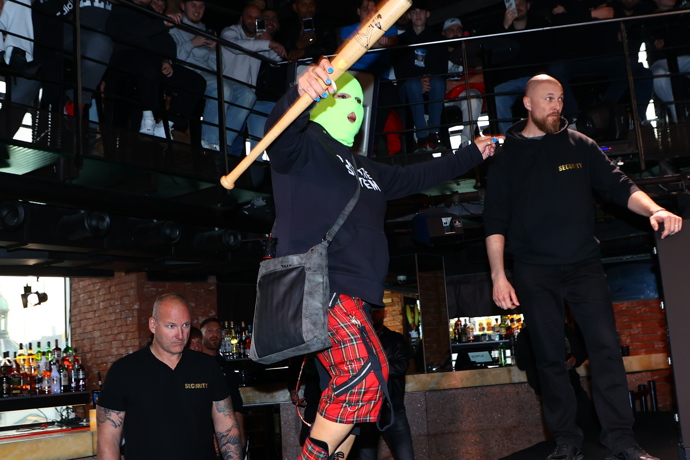 Nespokojený občan na tiskovce Clashe.