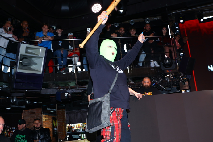 Nespokojený občan míří do Clashe. 