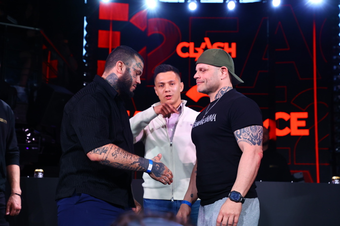 Leo Beránek během staredownu s Petrem Reifem.