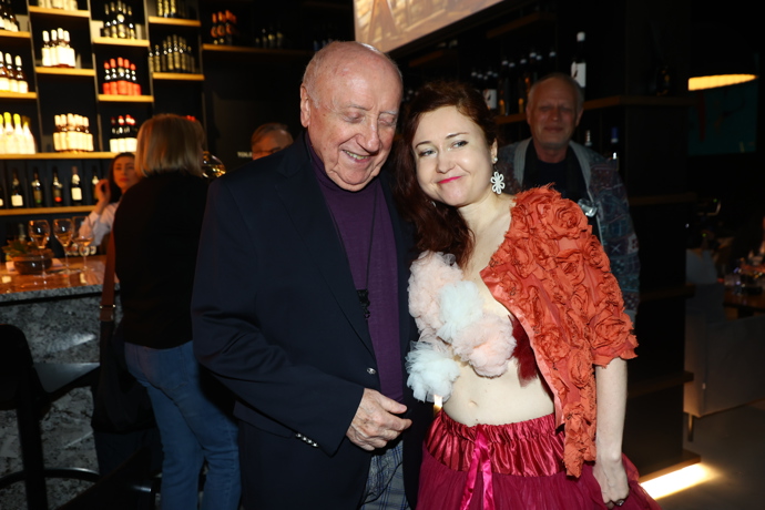 Felix Slováček mohl jen těžko odtrhnout oči od outfitu Evy Toulové.